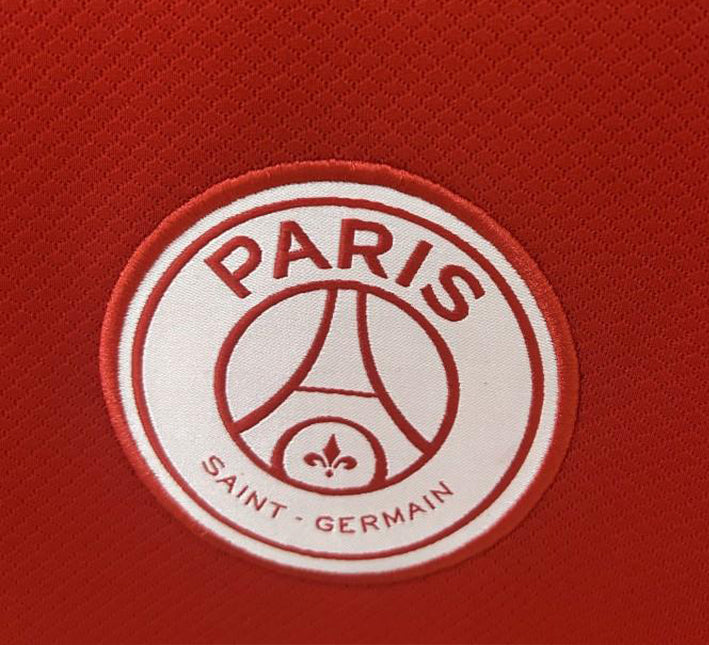 MaillotPSGEXT2RIEURLOGO.jpg Maillot Paris Saint-Germain Extérieur Édition Rouge 2024-2025 vue de profil