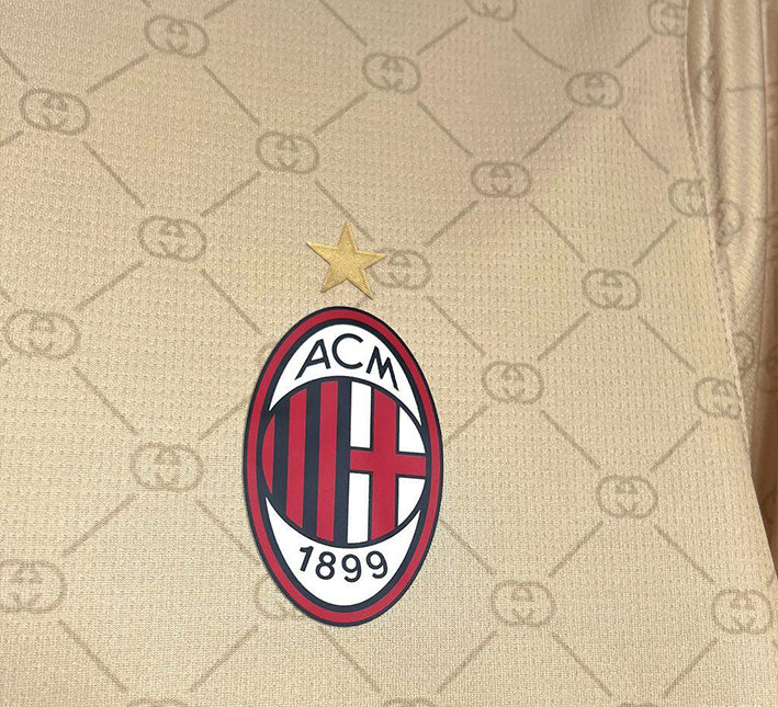 Maillot concept AC Milan édition Gucci or saison 2425