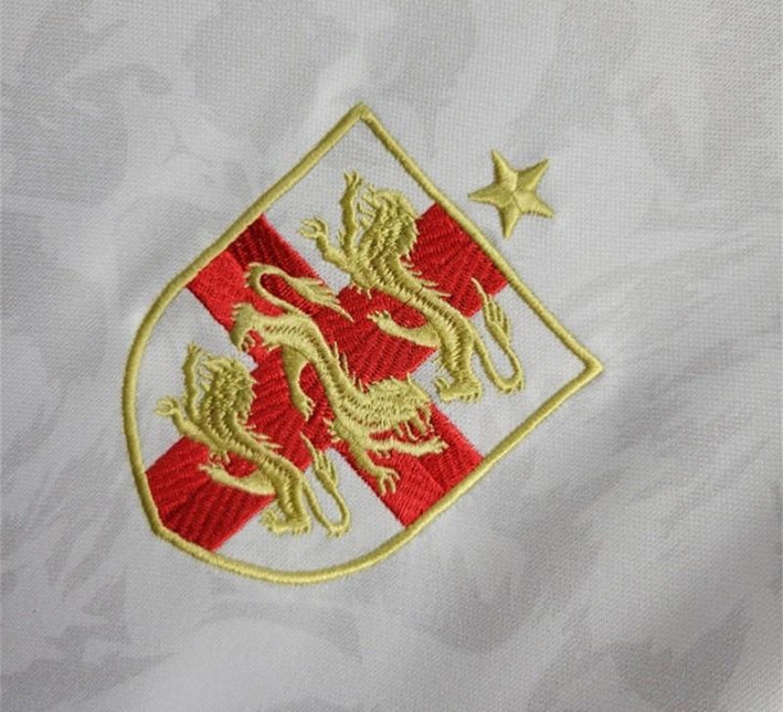 maillotangleterrecommablanclogo.jpg Maillot Concept Angleterre Édition Comma Blanc 2024 vue de profil