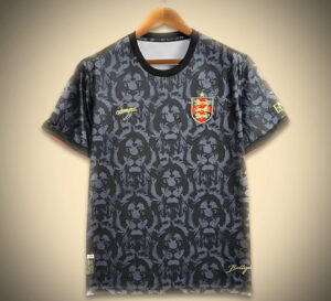 maillotangleterrecommanoir-1.jpg Maillot Concept Angleterre Édition Comma Noir 2024 vue de face