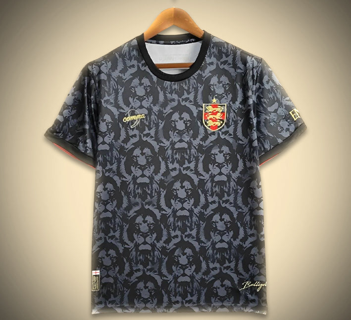maillotangleterrecommanoir-1.jpg Maillot Concept Angleterre Édition Comma Noir 2024 vue de face