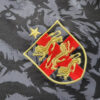 maillotangleterrecommanoirlogo.jpg Maillot Concept Angleterre Édition Comma Noir 2024 vue de profil