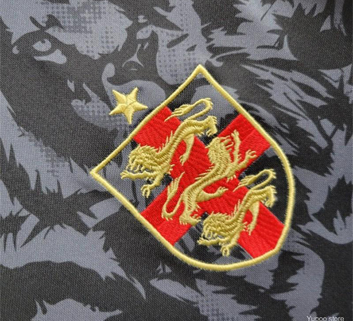 maillotangleterrecommanoirlogo.jpg Maillot Concept Angleterre Édition Comma Noir 2024 vue de profil