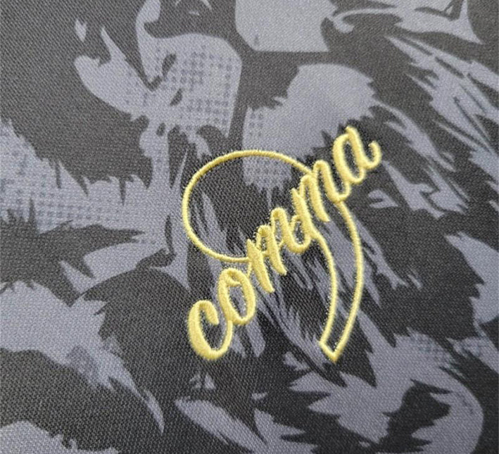 maillotangleterrecommanoirmarquez.jpg Maillot Concept Angleterre Édition Comma Noir 2024 detail tissu