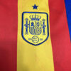 maillotespagneeurologo.jpg Maillot Espagne Avant-Match Euro 2024 vue de profil