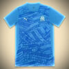 maillotmarseilledomicilebleu-1.jpg Maillot Olympique Marseille Avant-Match 2024-2025 vue de face