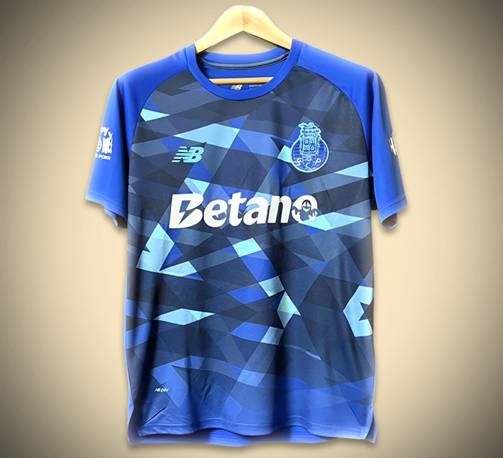 tshirt-d-echauffement-fc-porto-theme-halloween-collection-2425 Tshirt d échauffement FC Porto thème Halloween collection 2425