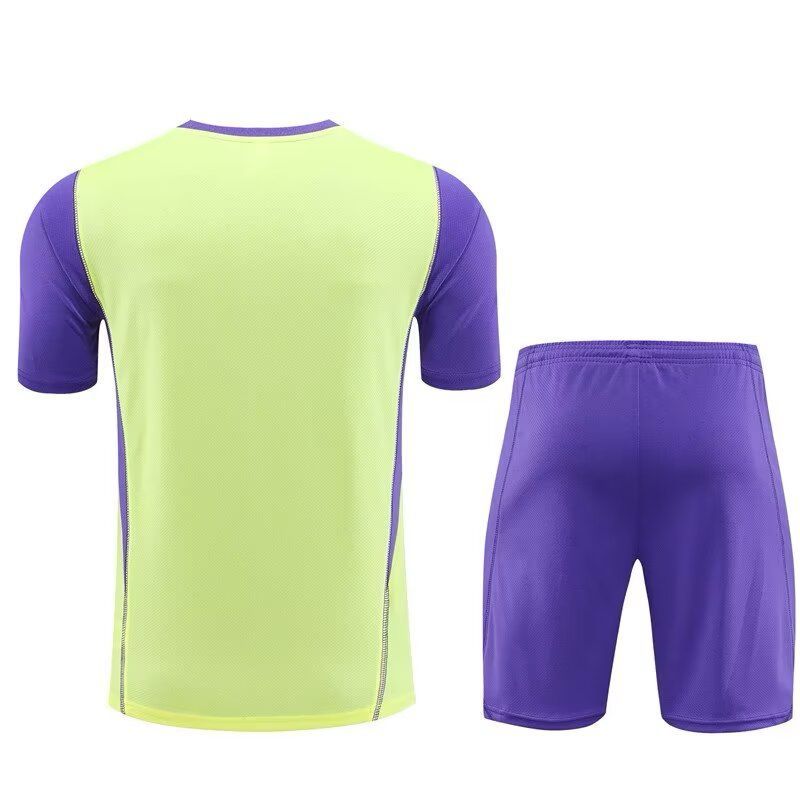 Ensemble entraînement Real Madrid saison vingt trois vingt quatre maillot et short