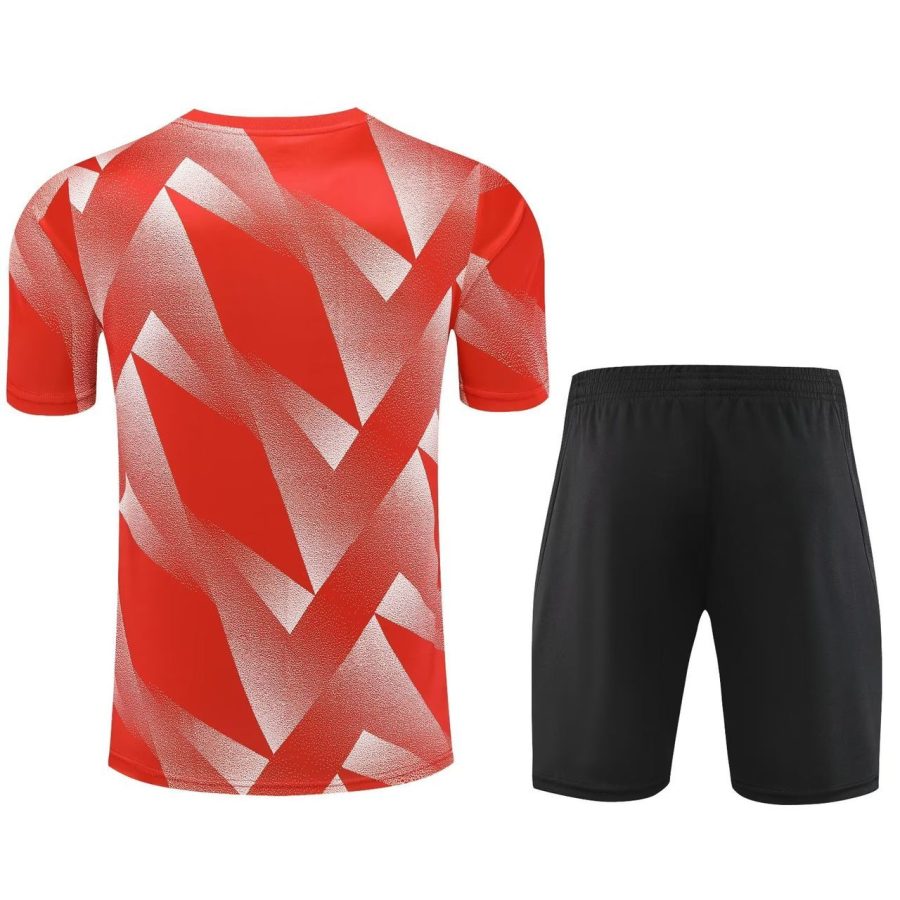 ensemble training Bayern Munich rouge saison 2023 2024