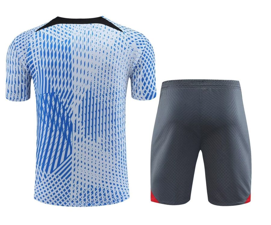 Ensemble training Liverpool FC bleu saison vingt vingt trois vingt vingt quatre