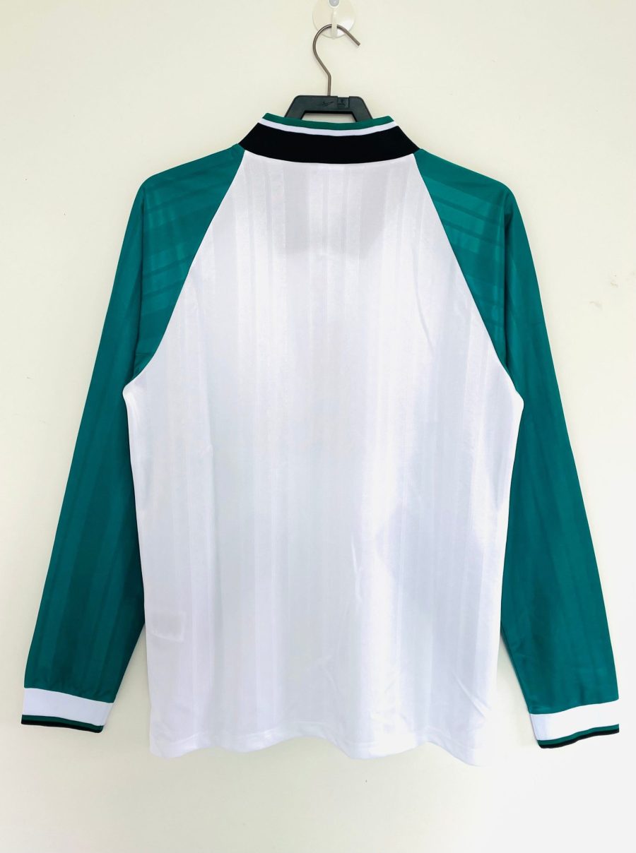 maillot-de-foot-liverpool-exterieur-vintage-manches-longues-style-annees-quatre-vingt-dix maillot de foot Liverpool extérieur vintage manches longues style années quatre vingt dix