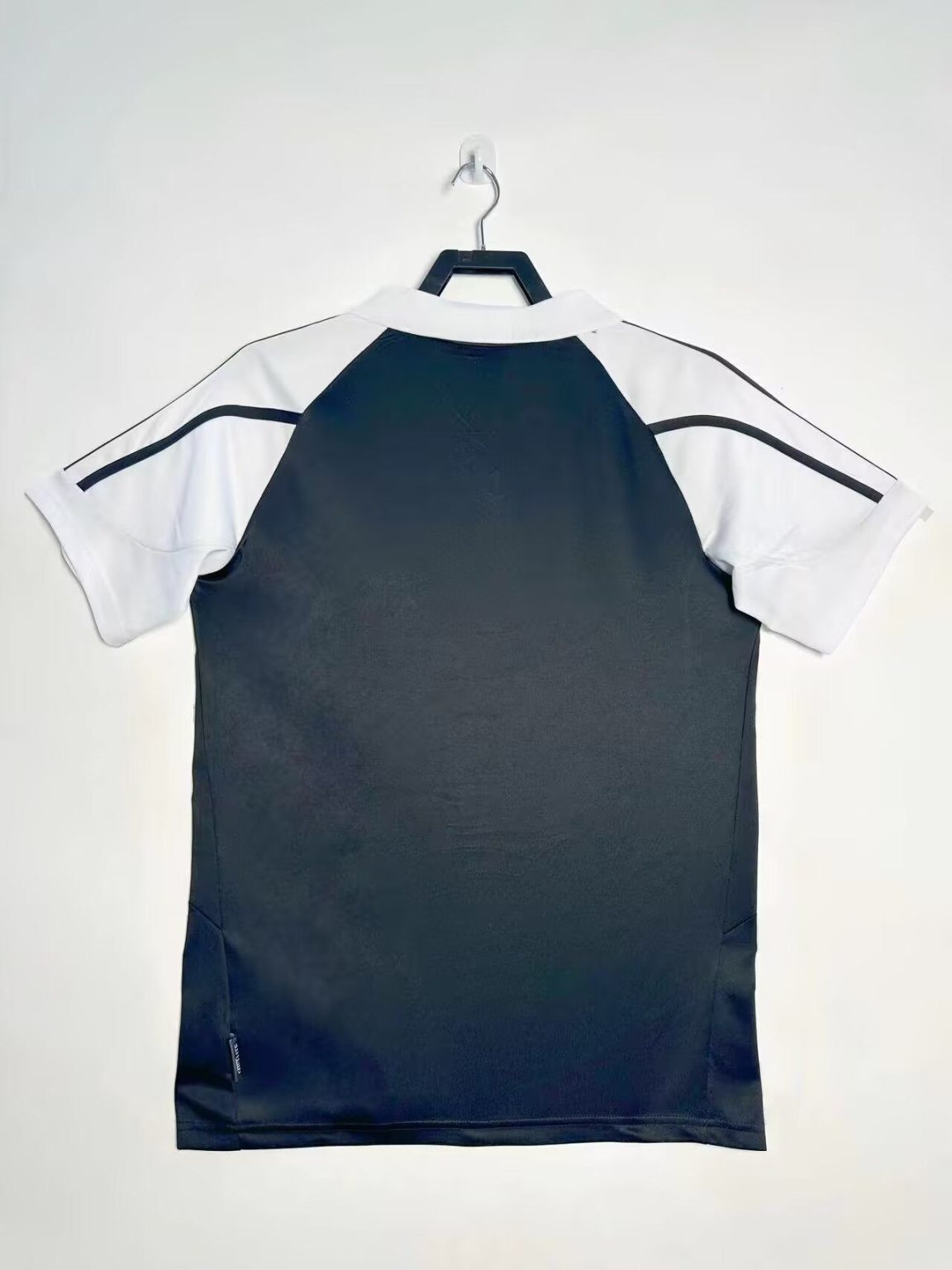 maillot-de-foot-real-madrid-exterieur-vintage-debut-annees-2000 maillot de foot Real Madrid extérieur vintage début années 2000