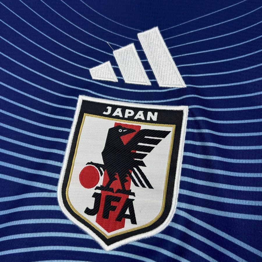 Maillot de football Japon domicile 2026 avec blason et design officiel