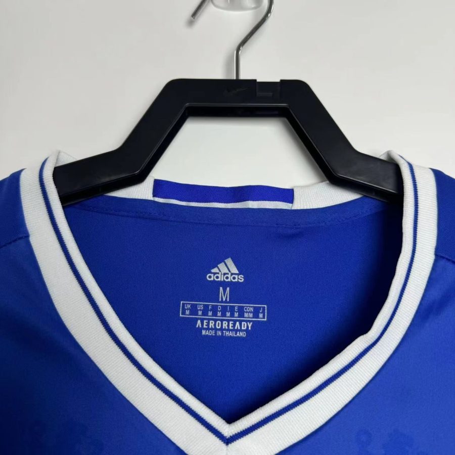 maillot-domicile-chelsea-saison-2016-2017-bleu-avec-ecusson-du-club maillot domicile Chelsea saison 2016 2017 bleu avec écusson du club