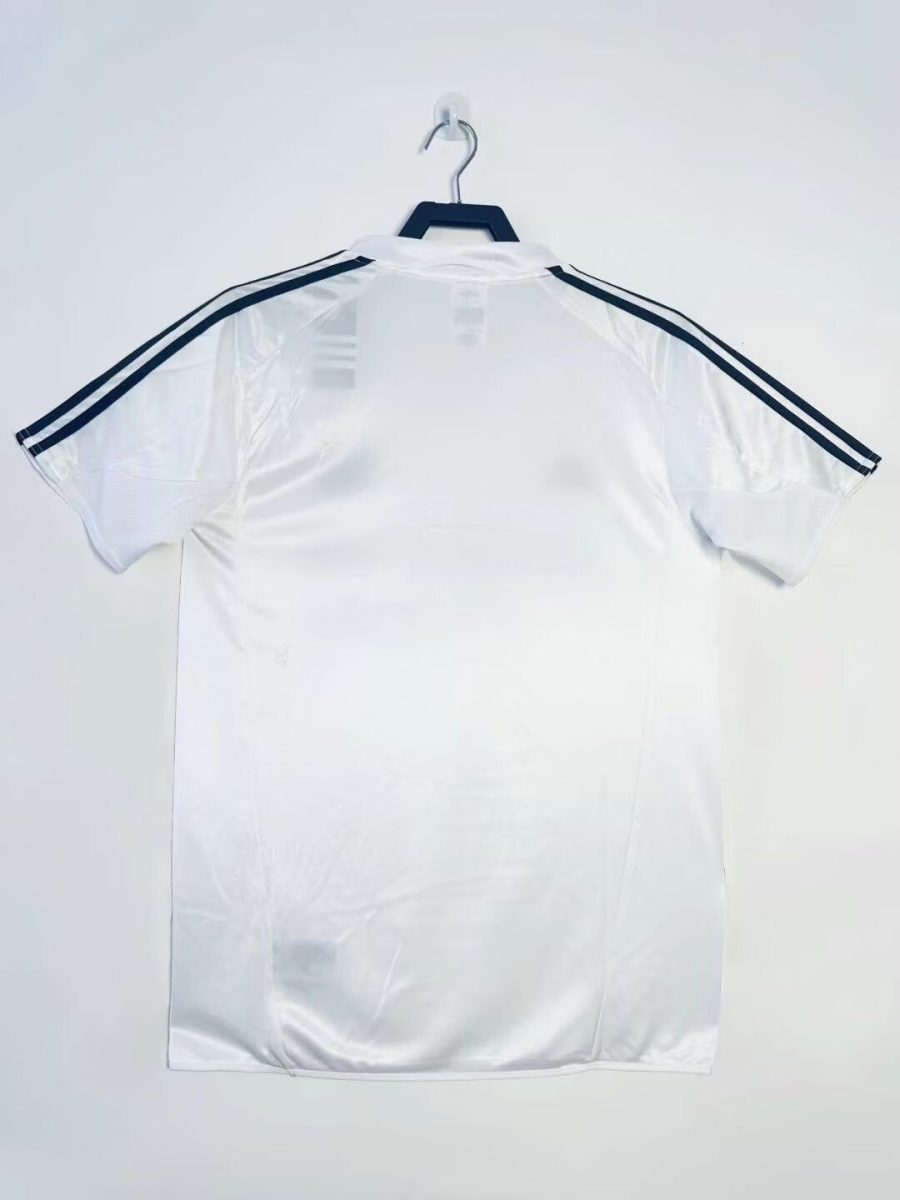 Maillot domicile du Real Madrid saison deux mille quatre à deux mille cinq