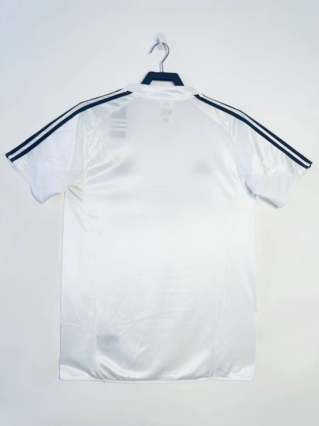 maillot-domicile-du-real-madrid-saison-deux-mille-quatre-a-deux-mille-cinq Maillot domicile du Real Madrid saison deux mille quatre à deux mille cinq