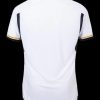 maillot domicile du Real Madrid saison deux mille vingt trois deux mille vingt quatre blanc avec écusson officiel