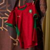maillot-domicile-equipe-du-maroc-saison-deux-mille-vingt-quatre-deux-mille-vingt-cinq-rouge-et-vert Maillot domicile équipe du Maroc saison deux mille vingt quatre deux mille vingt cinq rouge et vert