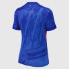 maillot-domicile-femme-chelsea-fc-saison-2025-2026-bleu-avec-ecusson-du-club maillot domicile femme Chelsea FC saison 2025 2026 bleu avec écusson du club