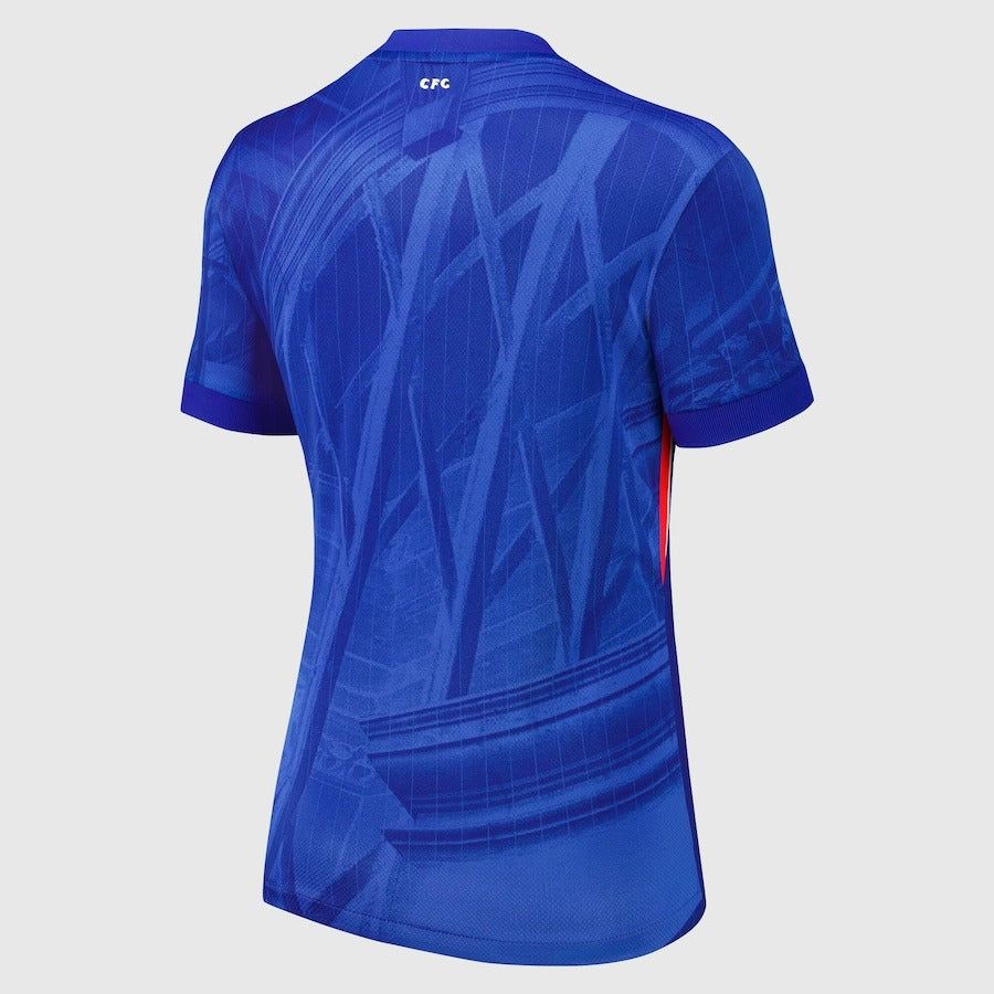 maillot-domicile-femme-chelsea-fc-saison-2025-2026-bleu-avec-ecusson-du-club maillot domicile femme Chelsea FC saison 2025 2026 bleu avec écusson du club
