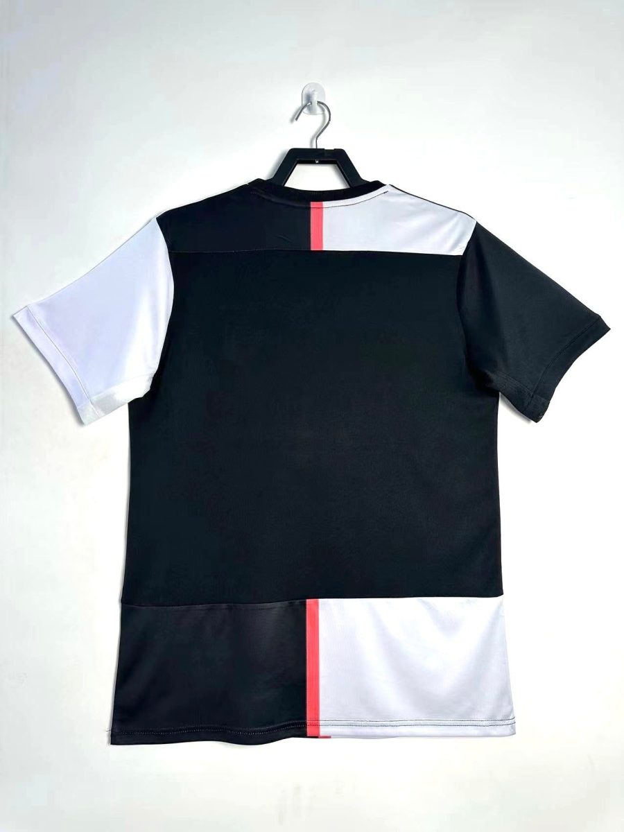 maillot domicile Juventus saison deux mille dix neuf deux mille vingt tenue officielle noir et blanc