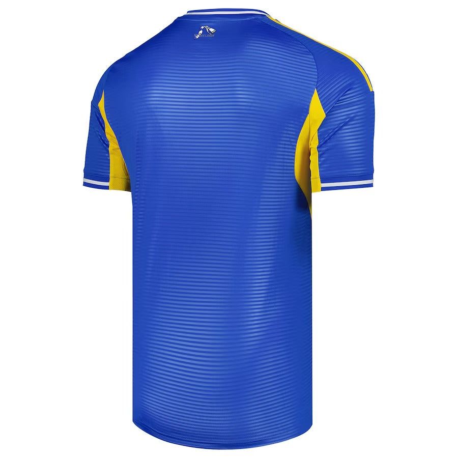 maillot-domicile-leeds-united-saison-2025-2026-tenue-officielle-blanche-et-bleue Maillot domicile Leeds United saison 2025 2026 tenue officielle blanche et bleue