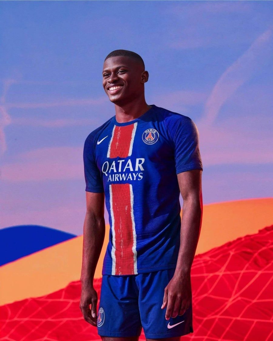 maillot domicile PSG saison deux mille vingt quatre deux mille vingt cinq