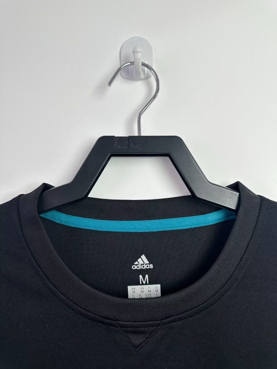 Maillot domicile Real Madrid manches longues saison deux mille dix sept deux mille dix huit