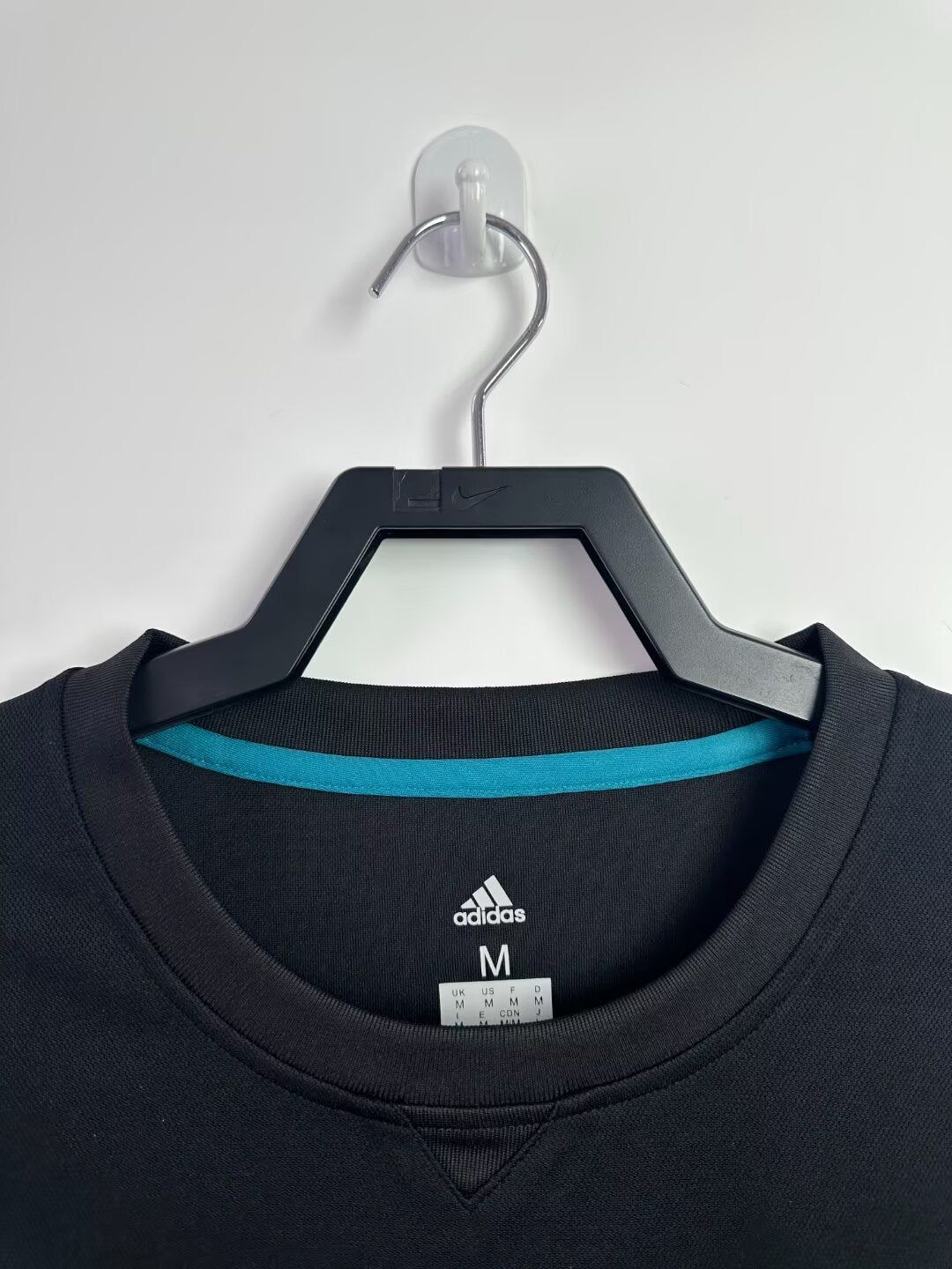 Maillot domicile Real Madrid manches longues saison deux mille dix sept deux mille dix huit
