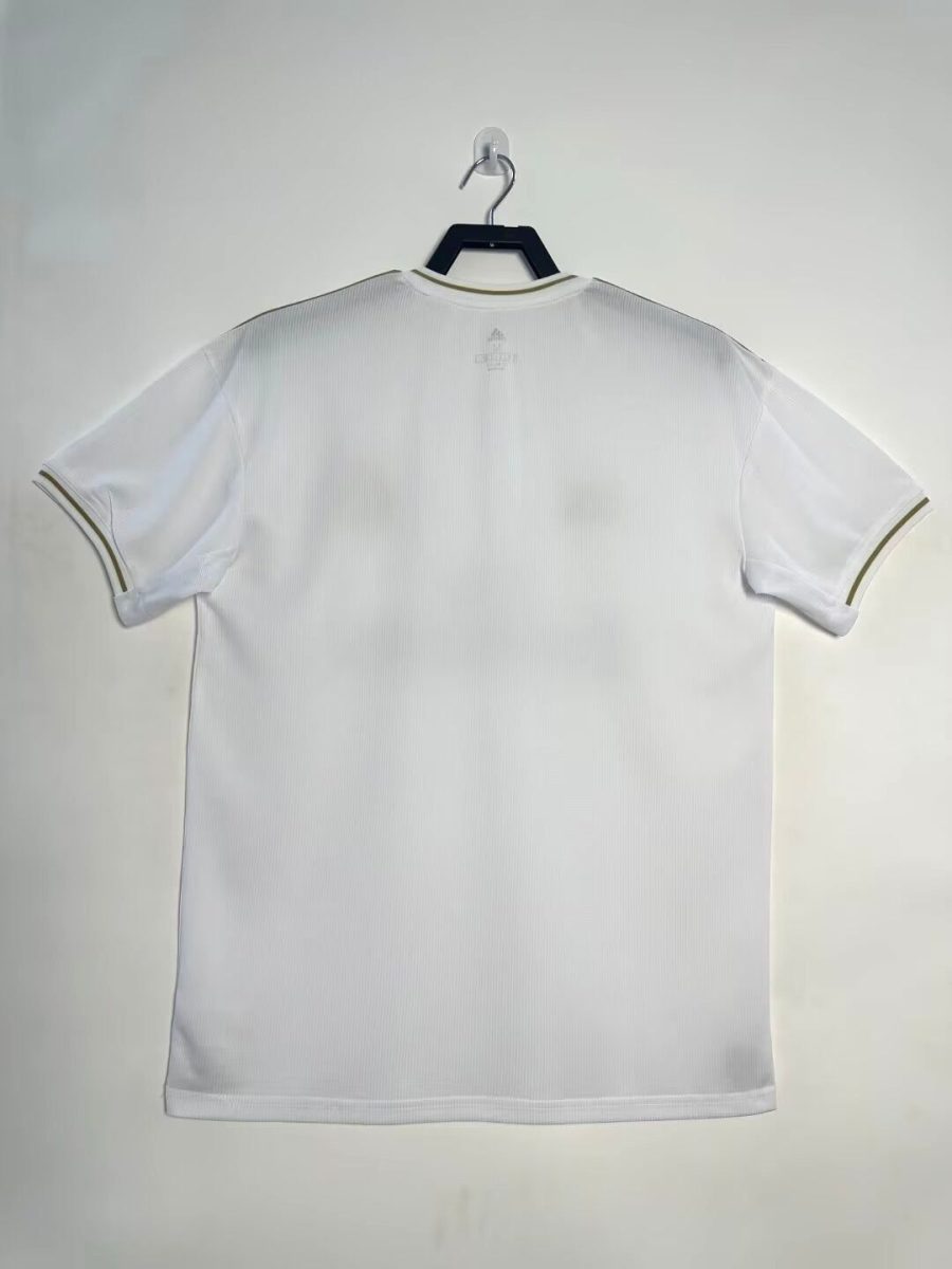 maillot-domicile-real-madrid-saison-deux-mille-dix-neuf-deux-mille-vingt-blanc-avec-ecusson-du-club maillot domicile Real Madrid saison deux mille dix neuf deux mille vingt blanc avec écusson du club