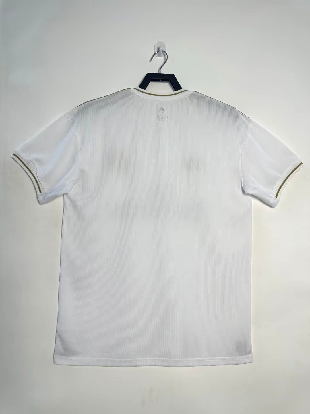 maillot domicile Real Madrid saison deux mille dix neuf deux mille vingt blanc avec écusson du club
