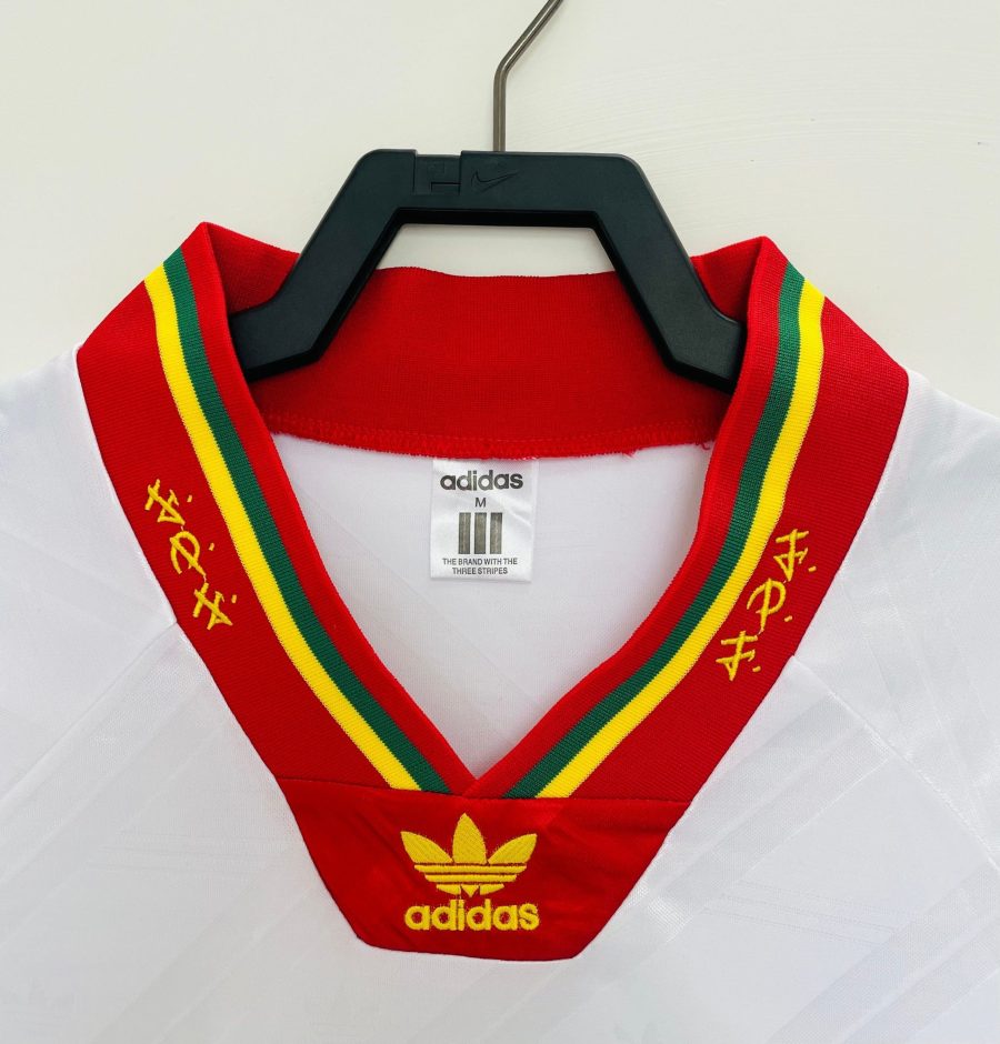 Maillot extérieur du Portugal édition vintage saison 1992