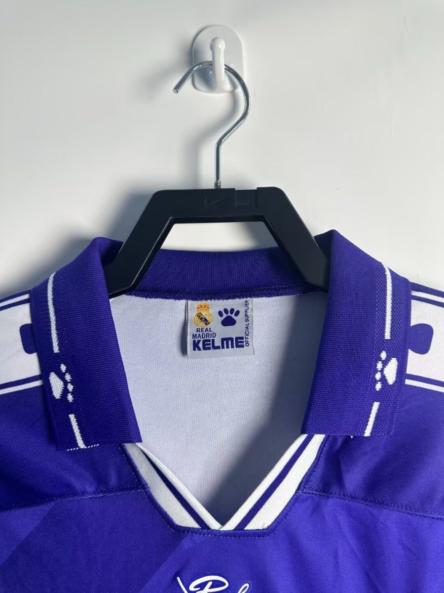 Maillot extérieur vintage du Real Madrid saison mille neuf cent quatre vingt quatorze mille neuf cent quatre vingt quinze