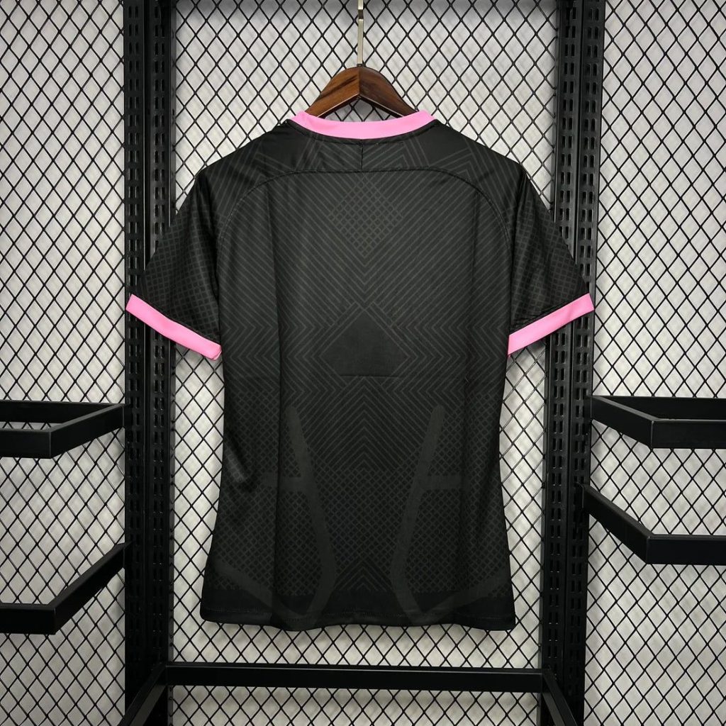 Maillot football Inter Milan design pink snake rose pour supporters Nerazzurri