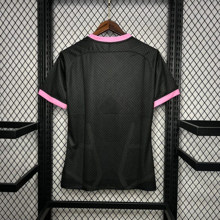 Maillot football Inter Milan design pink snake rose pour supporters Nerazzurri