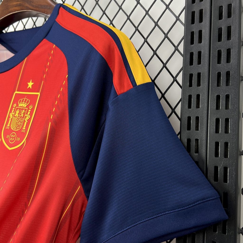 Maillot officiel Espagne football version domicile avec écusson et couleurs nationales