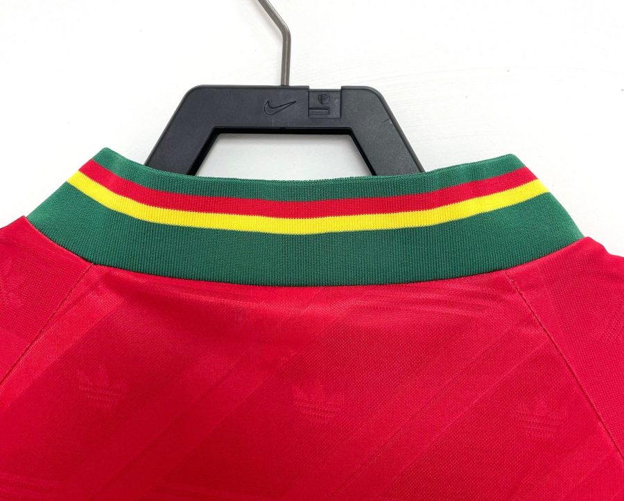 maillot-retro-portugal-rouge-et-vert-style-football maillot rétro Portugal rouge et vert style football