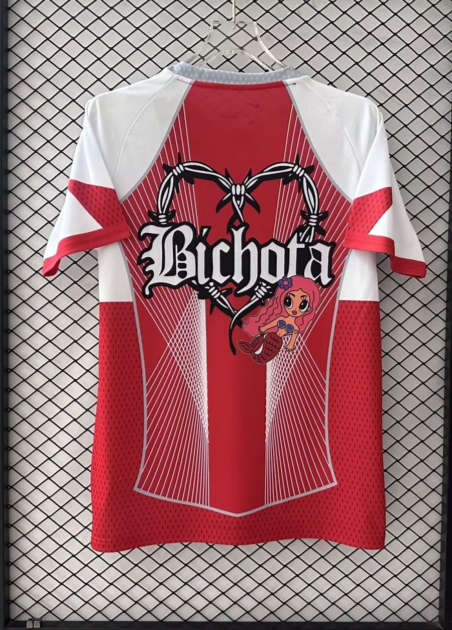 Maillot rouge édition limitée FC Barcelona collaboration Karol G tenue supporter