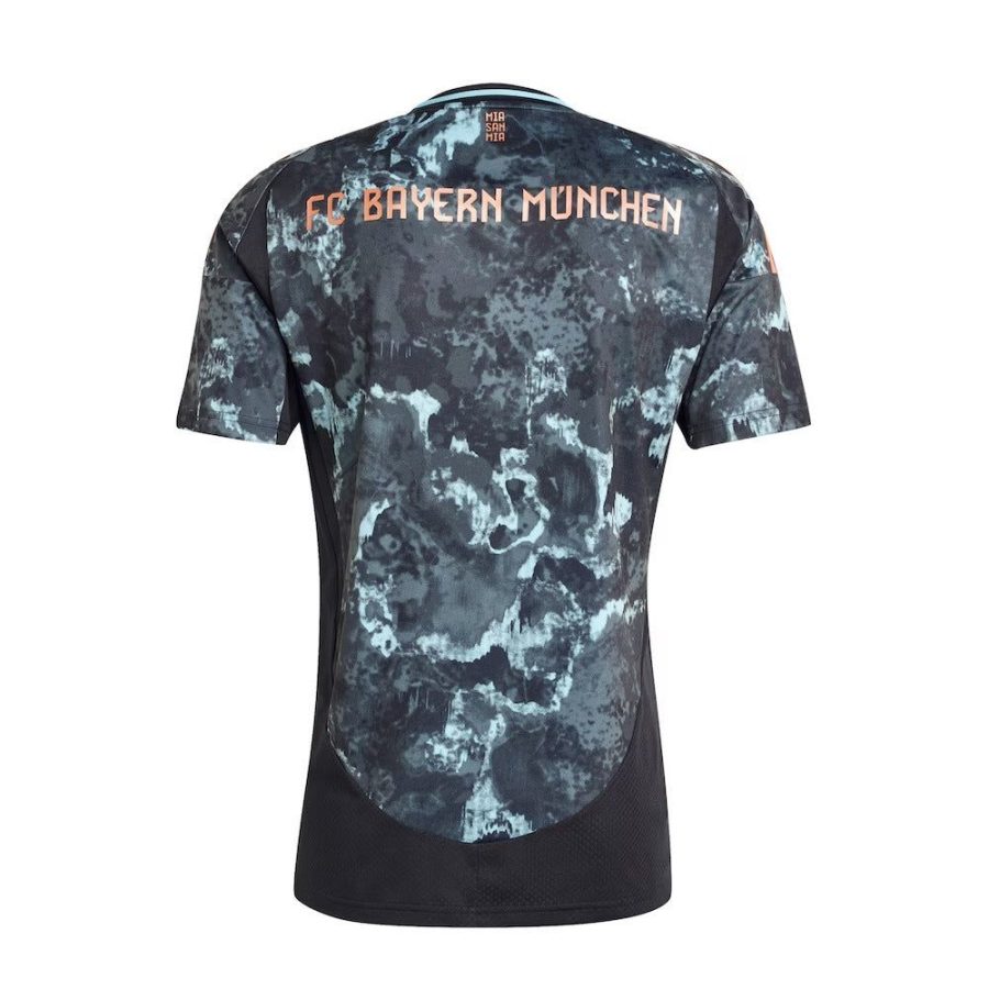 tenue de football Bayern Munich extérieur rouge et blanc avec écusson du club