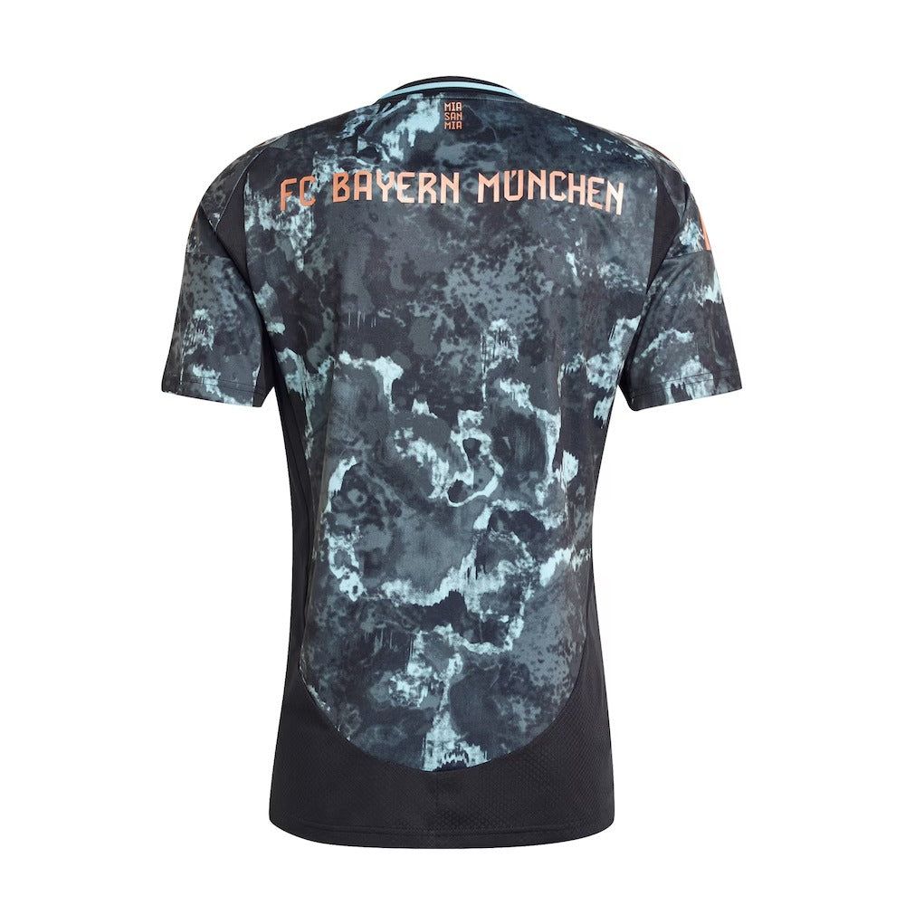 tenue de football Bayern Munich extérieur rouge et blanc avec écusson du club