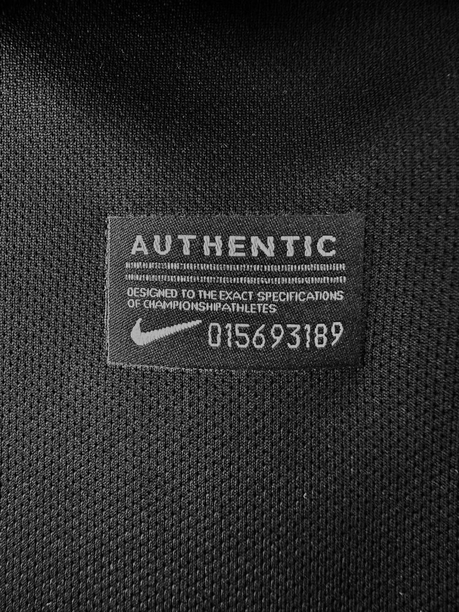 tenue-de-football-bresil-noir-avec-ecusson-et-finitions-premium Tenue de football Brésil noir avec écusson et finitions premium