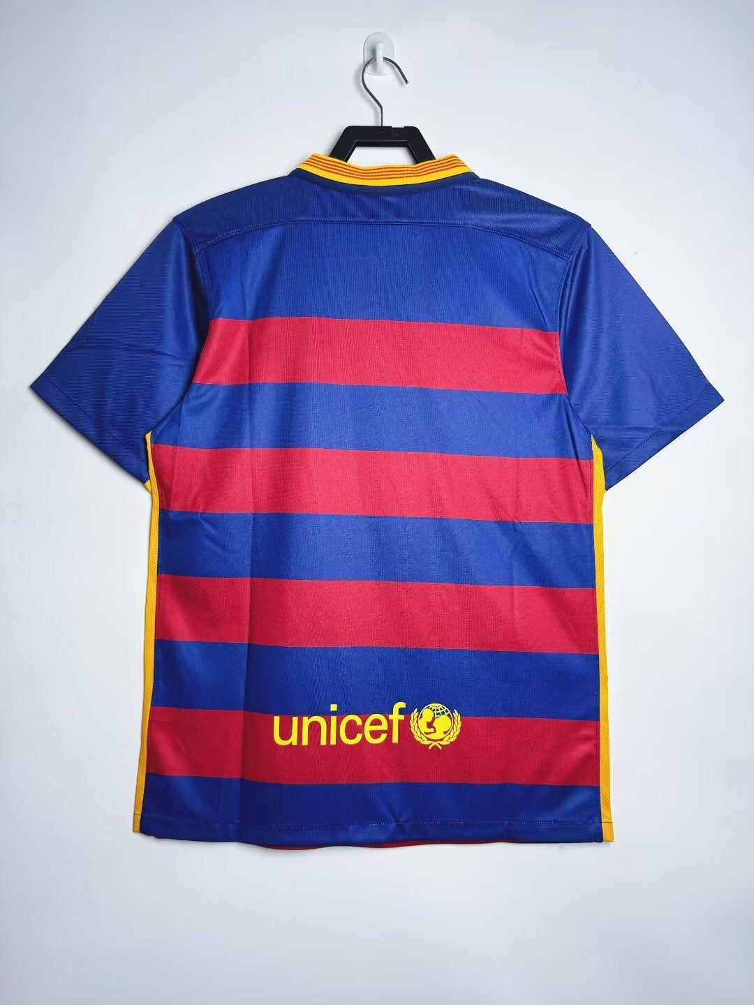 tenue-de-football-fc-barcelone-domicile-modele-deux-mille-quinze-deux-mille-seize tenue de football FC Barcelone domicile modèle deux mille quinze deux mille seize