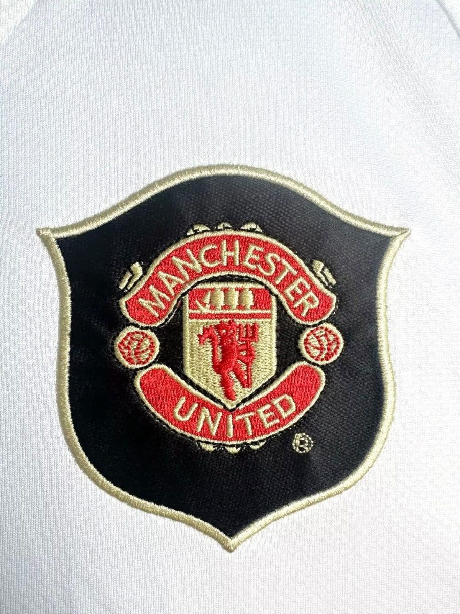 tenue de football Manchester United rouge modèle extérieur vintage
