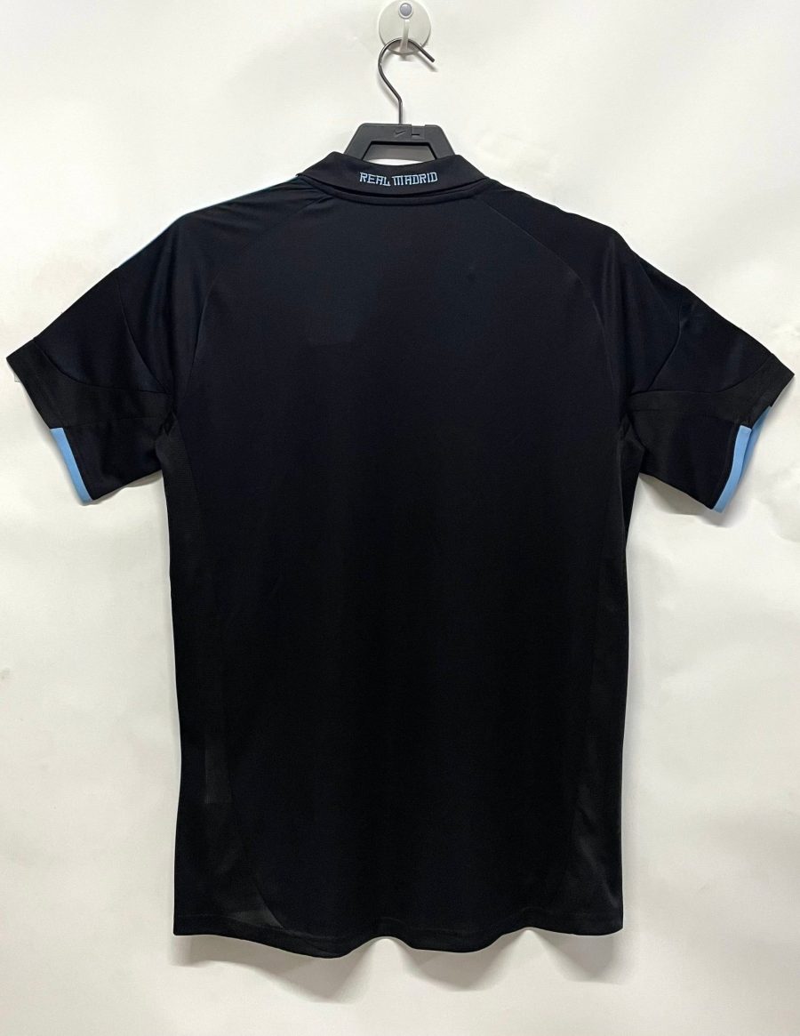 tenue-de-football-real-madrid-blanc-et-bleu-version-exterieur-2009-2010 tenue de football Real Madrid blanc et bleu version extérieur 2009 2010