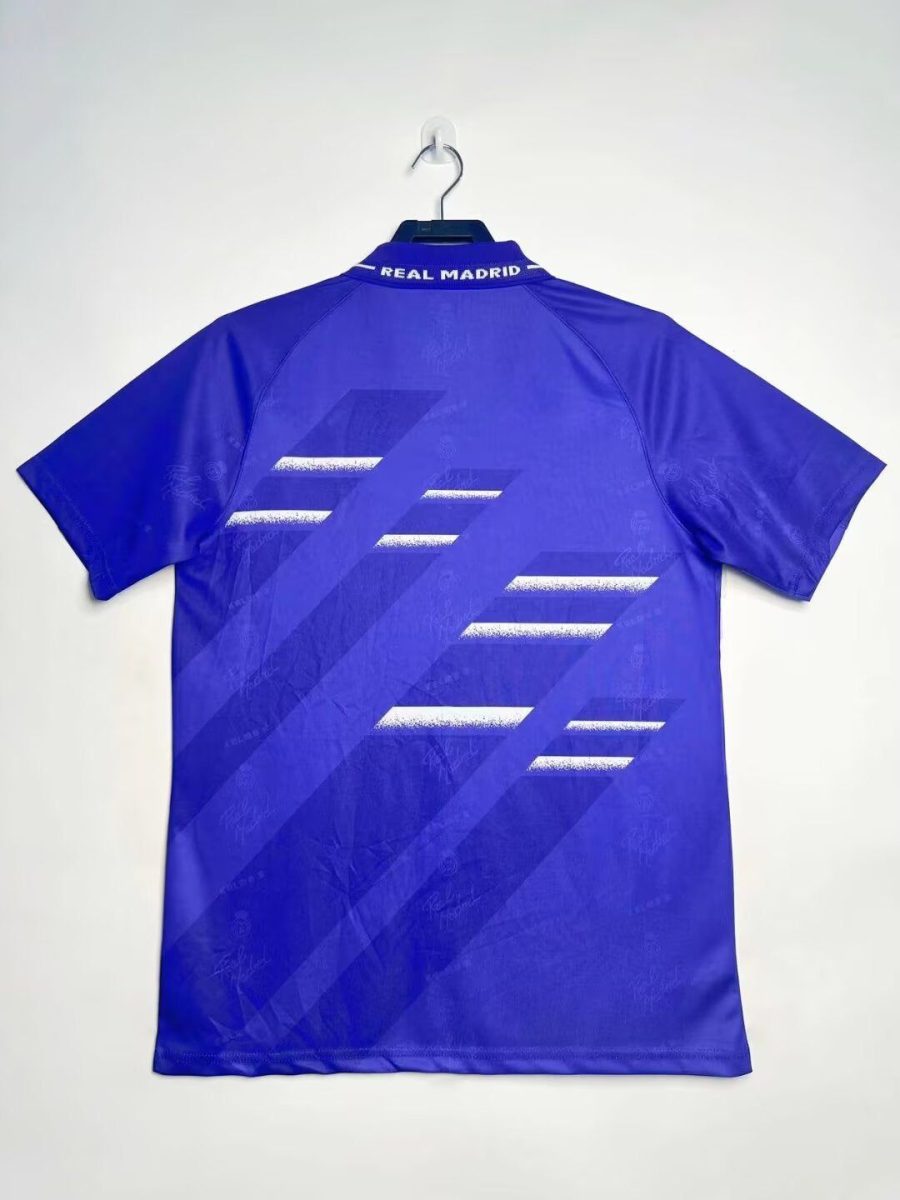 Tenue de football Real Madrid couleur violet avec sponsor Teka style rétro