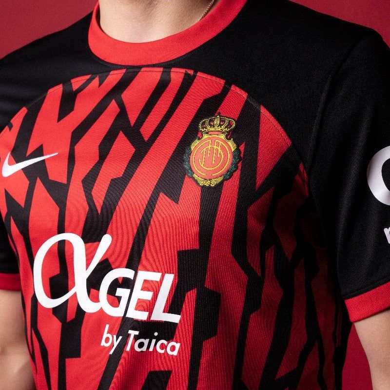 tenue domicile RCD Mallorca rouge et noir maillot de football espagnol