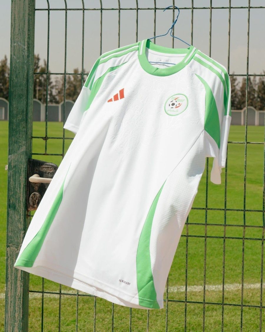 tenue-officielle-algerie-football-couleur-blanc-et-vert-2024-2025 tenue officielle Algérie football couleur blanc et vert 2024 2025