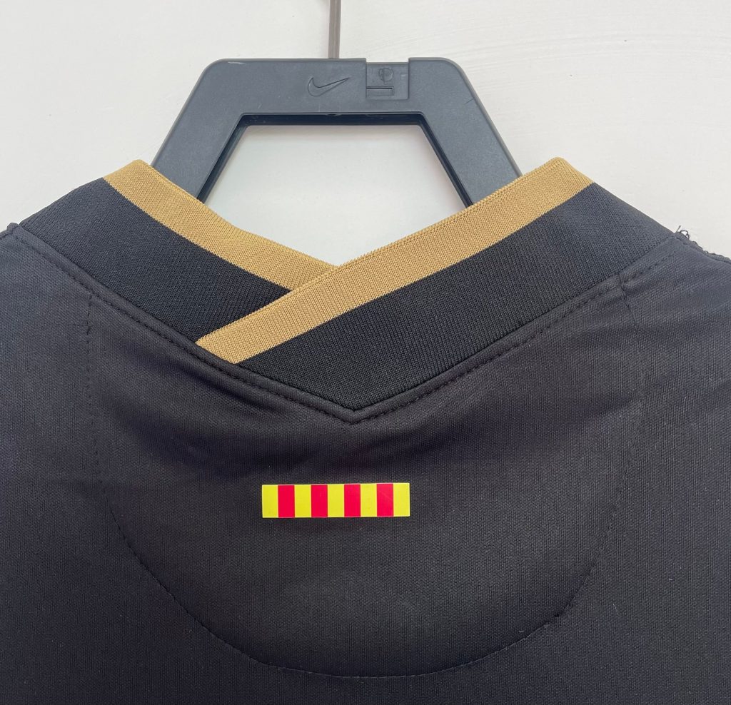 tenue-officielle-barca-jersey-visiteur-bleu-et-grenat tenue officielle Barça jersey visiteur bleu et grenat