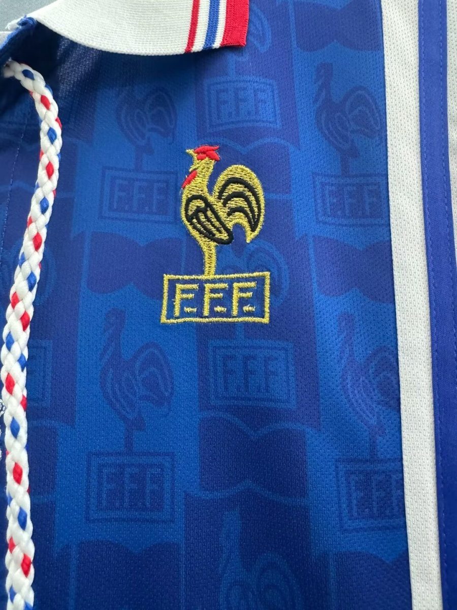 Tenue officielle France football domicile style années 90