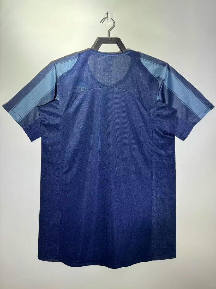 Tunique de football Inter Milan version third bleu nuit et détails jaunes